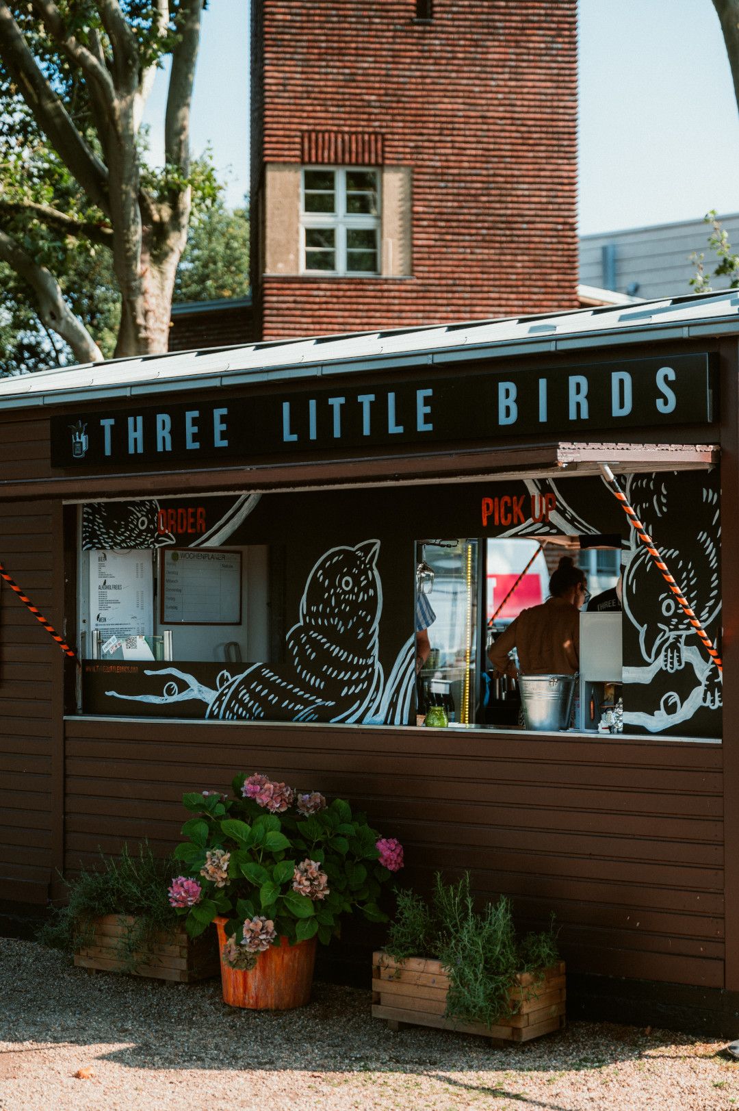 Etalage bij Three Little Birds