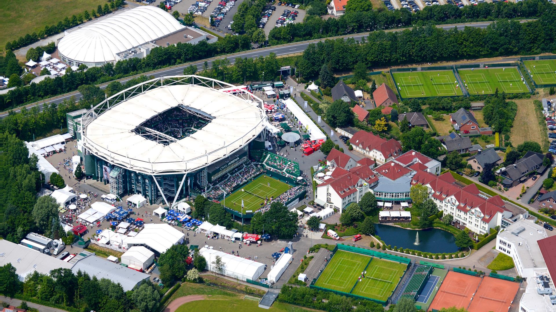 Het tennisevenement Terra Wortmann Open vindt plaats in en rond de OWL Arena.