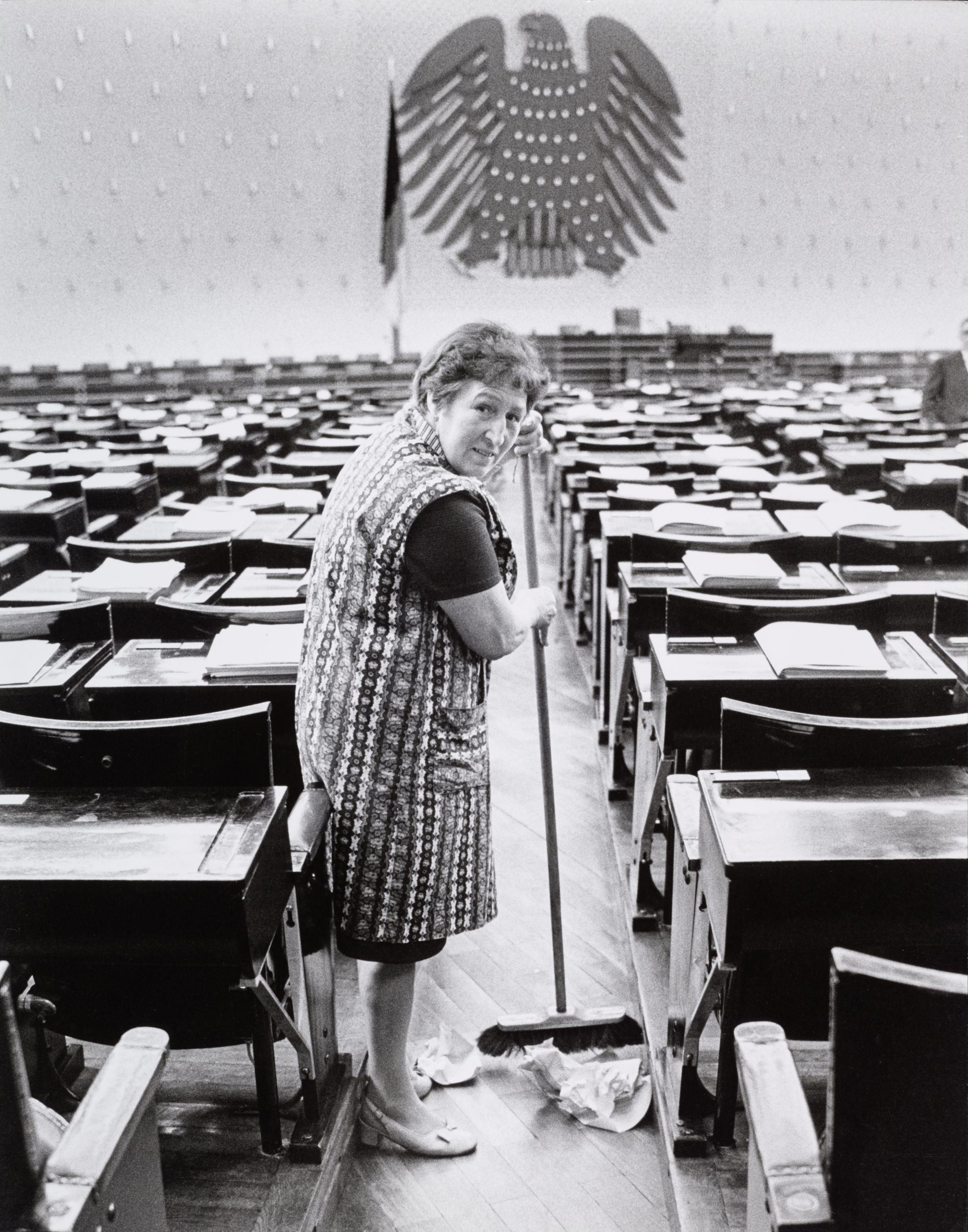 Zaalwachter in de plenaire zaal van de Duitse Bondsdag, 17 juni 1971