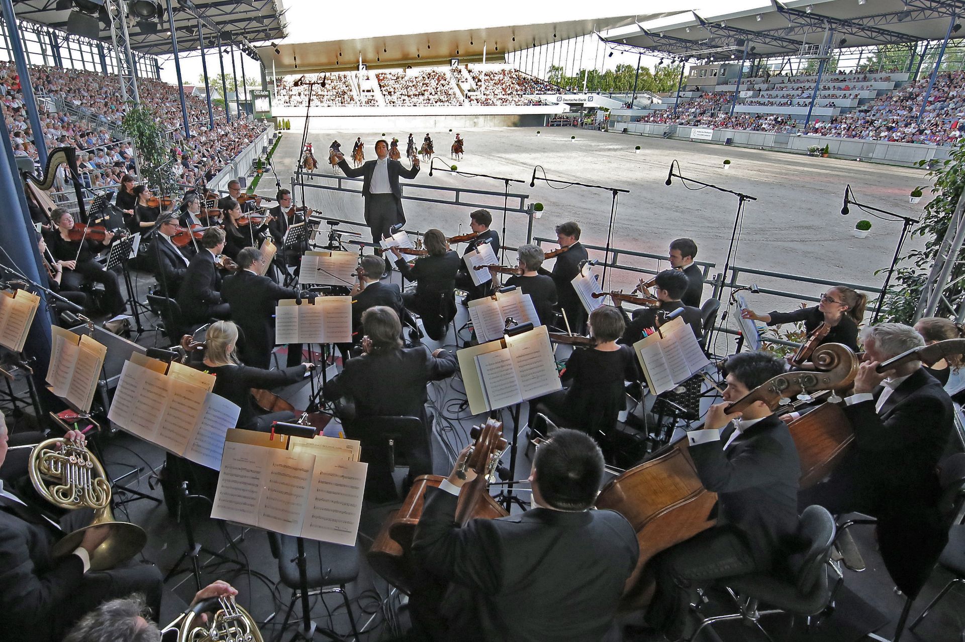 Het showprogramma "Paard en Symfonie", begeleid door live muziek van het Akens Symfonie Orkest, is een integraal onderdeel van het CHIO voorprogramma.