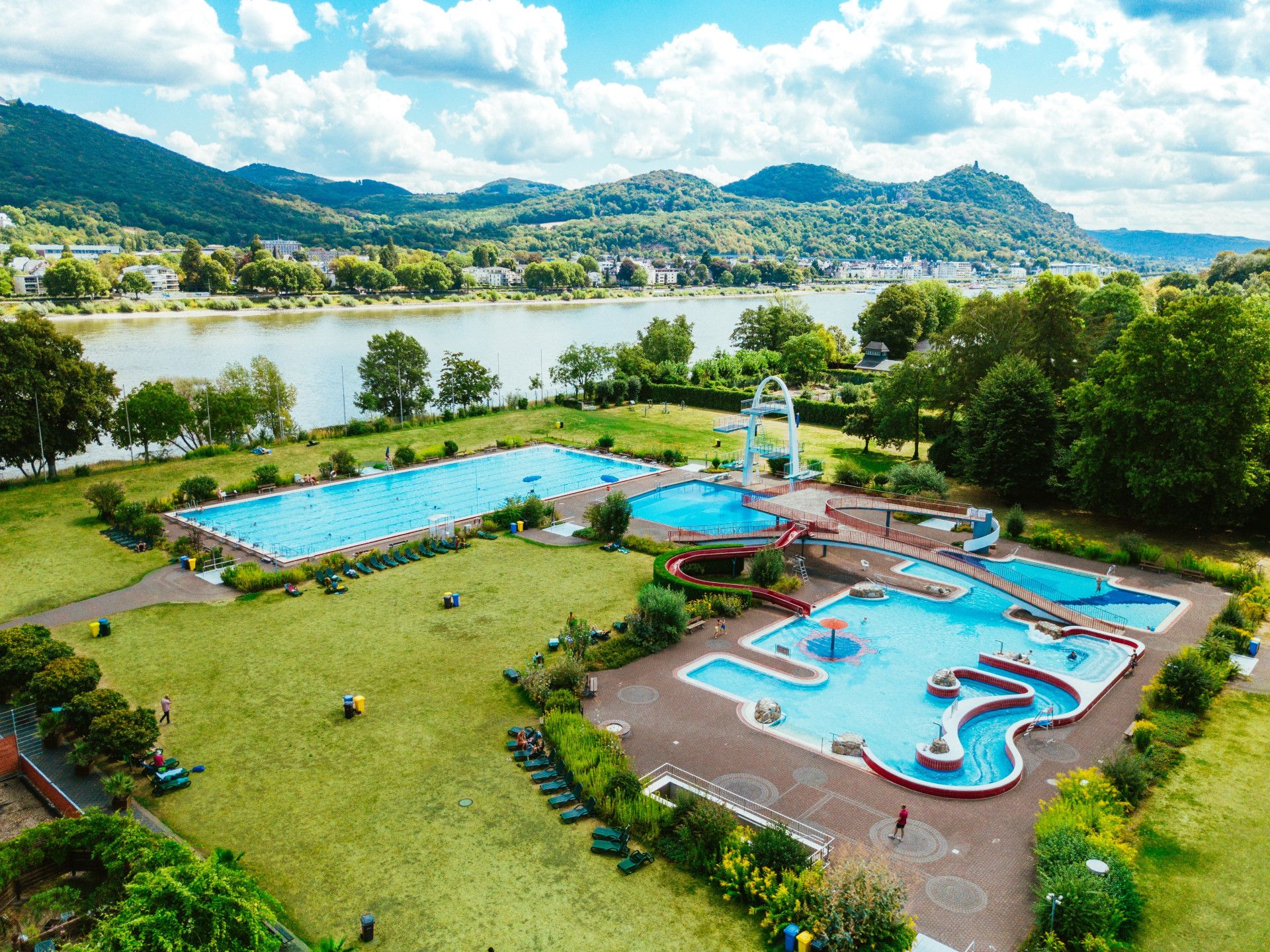 Panoramabad Rüngsdorf in Bonn met het Siebengebirge op de achtergrond