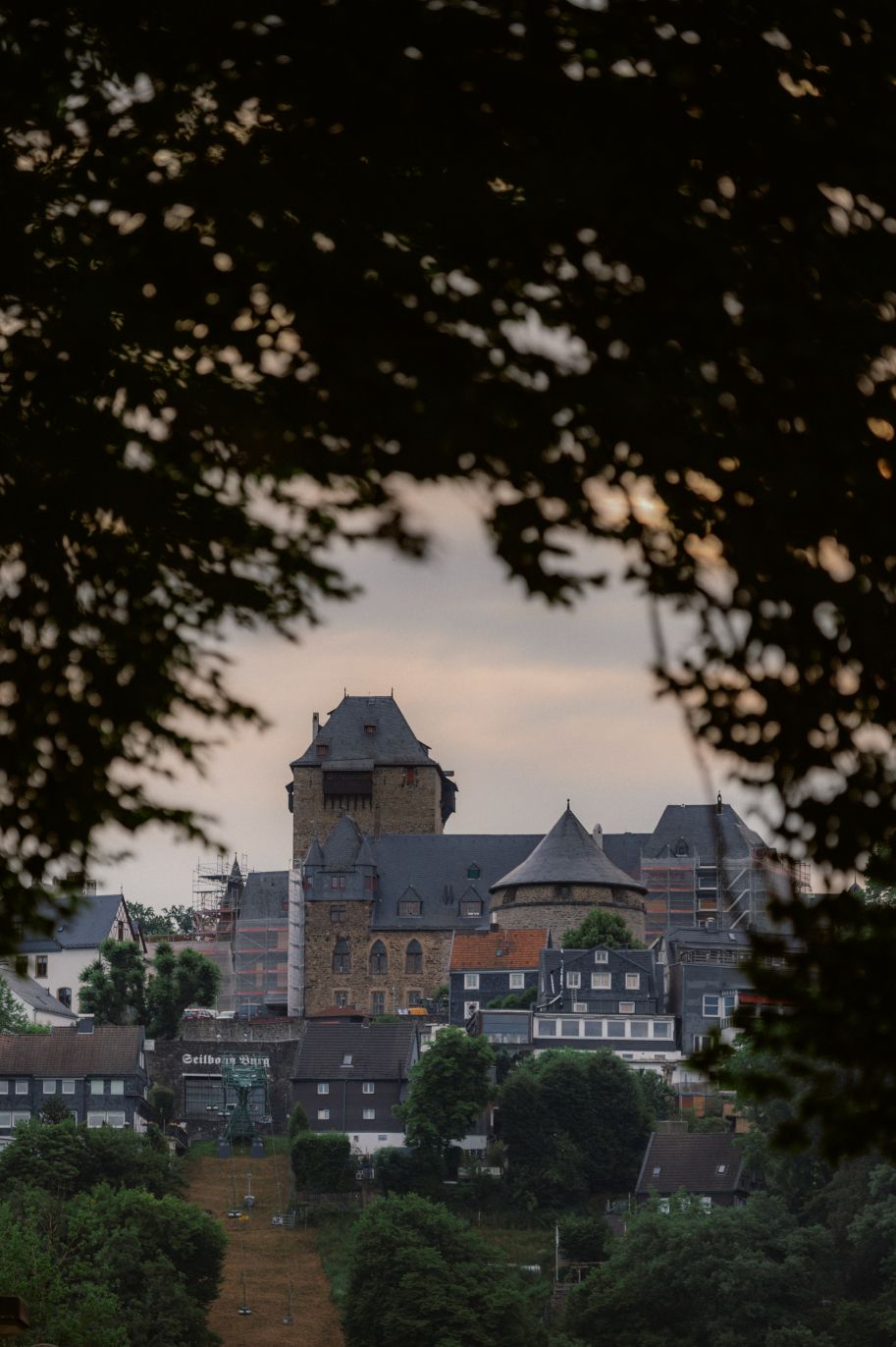 De donjon van Burg Castle rijst op naar de hemel