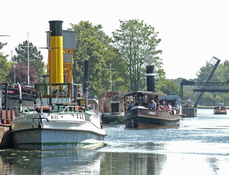 Schepen afgemeerd aan het bovenste water van het Dortmund-Eemskanaal bij de scheepslift van het LWL-museum Henrichenburg