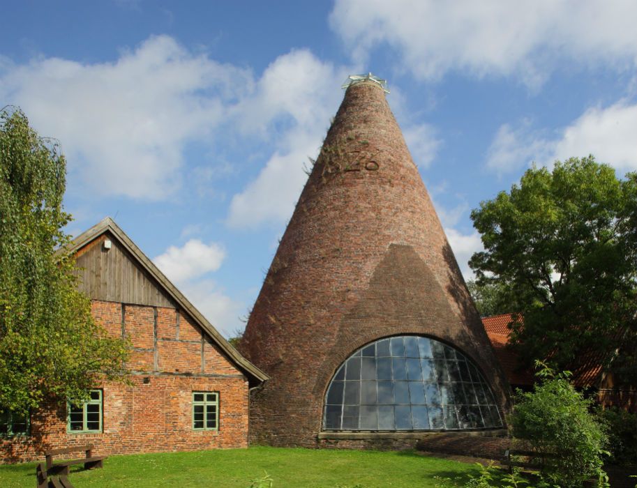 In het LWL Museum Glashütte Gernheim maken glasblazers tegenwoordig glazen en flessen met de pijp zoals ze dat 100 jaar geleden deden.