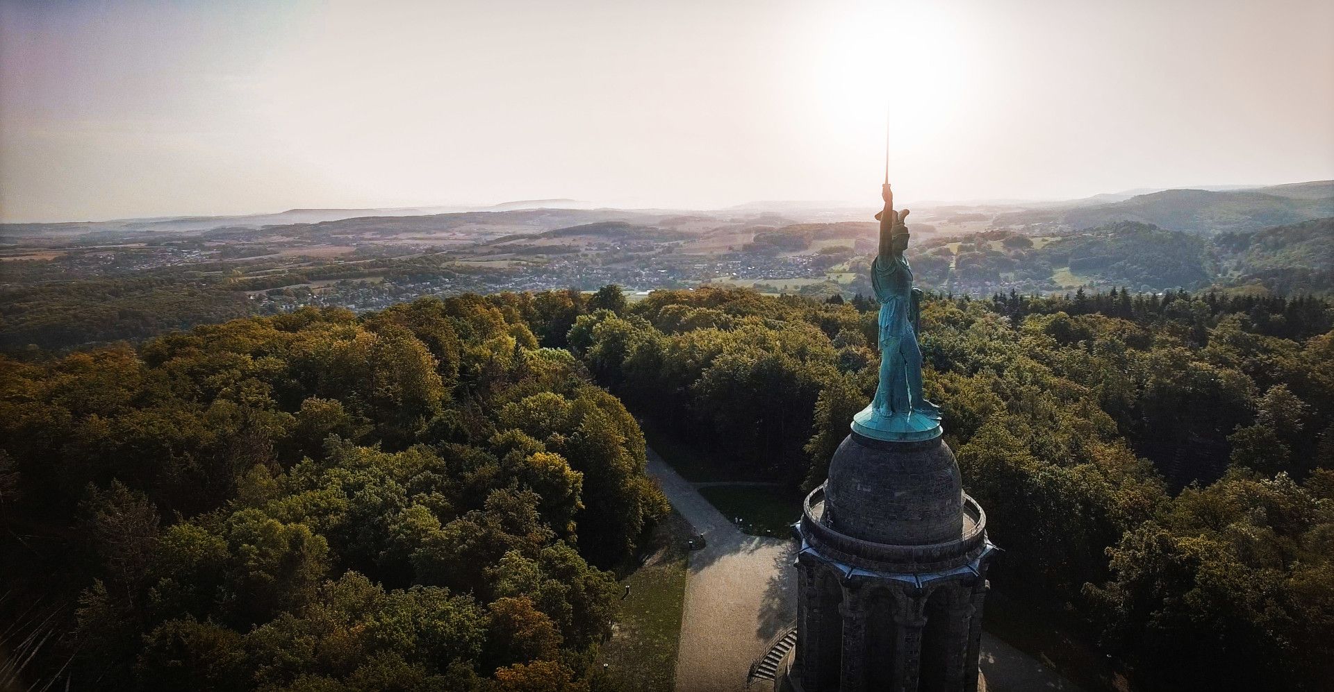 Uitzicht op het Hermann-monument en het landschap van het Teutoburgerwoud.