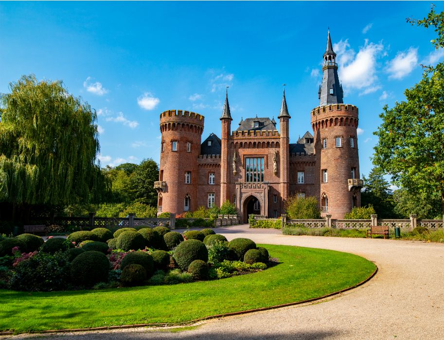 Kasteel Moyland in neogotische stijl in Bedburg-Hau in het district Kleve