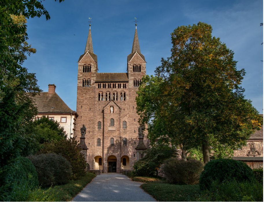 Achter deze muren in Corvey ligt het Karolingische westwerk, dat op de Werelderfgoedlijst van UNESCO staat, en de kerk van Sint-Stefanus en Sint-Vitus.