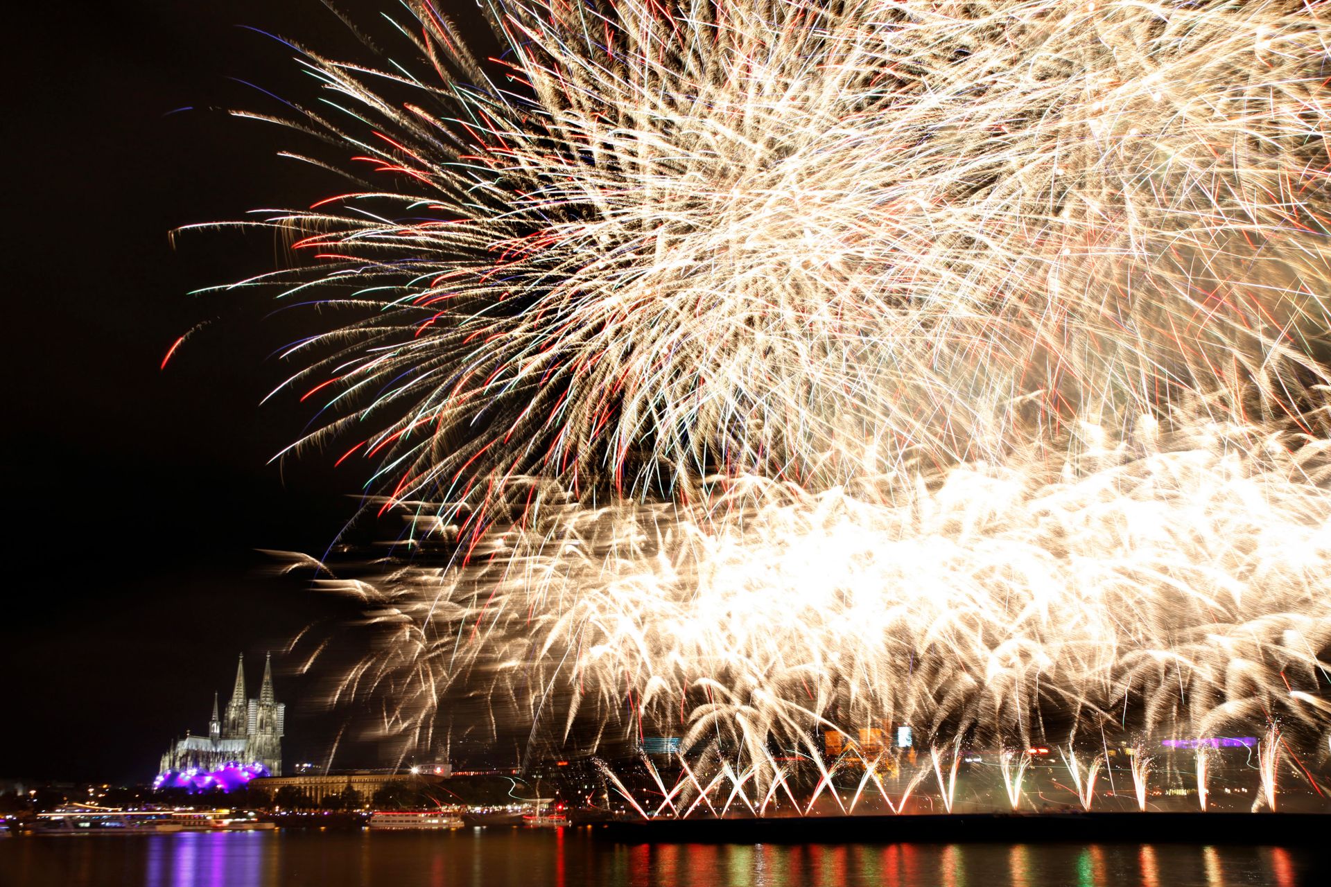 Het vuurwerk wordt precies afgestoken op de muziek van de Cologne Lights