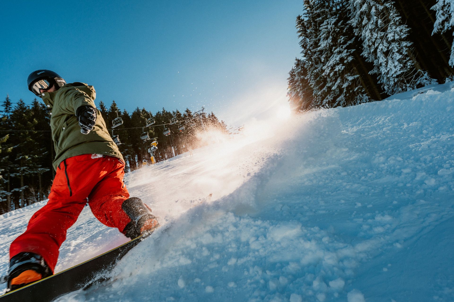 Snowboarder auf Skipiste