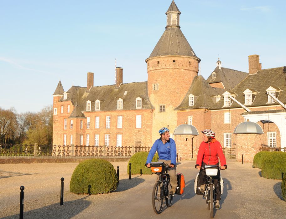 De regio Münsterland is ideaal voor fietstochten. Kasteel Anholt is ook een prachtige plek om te bezoeken tijdens een fietstocht.