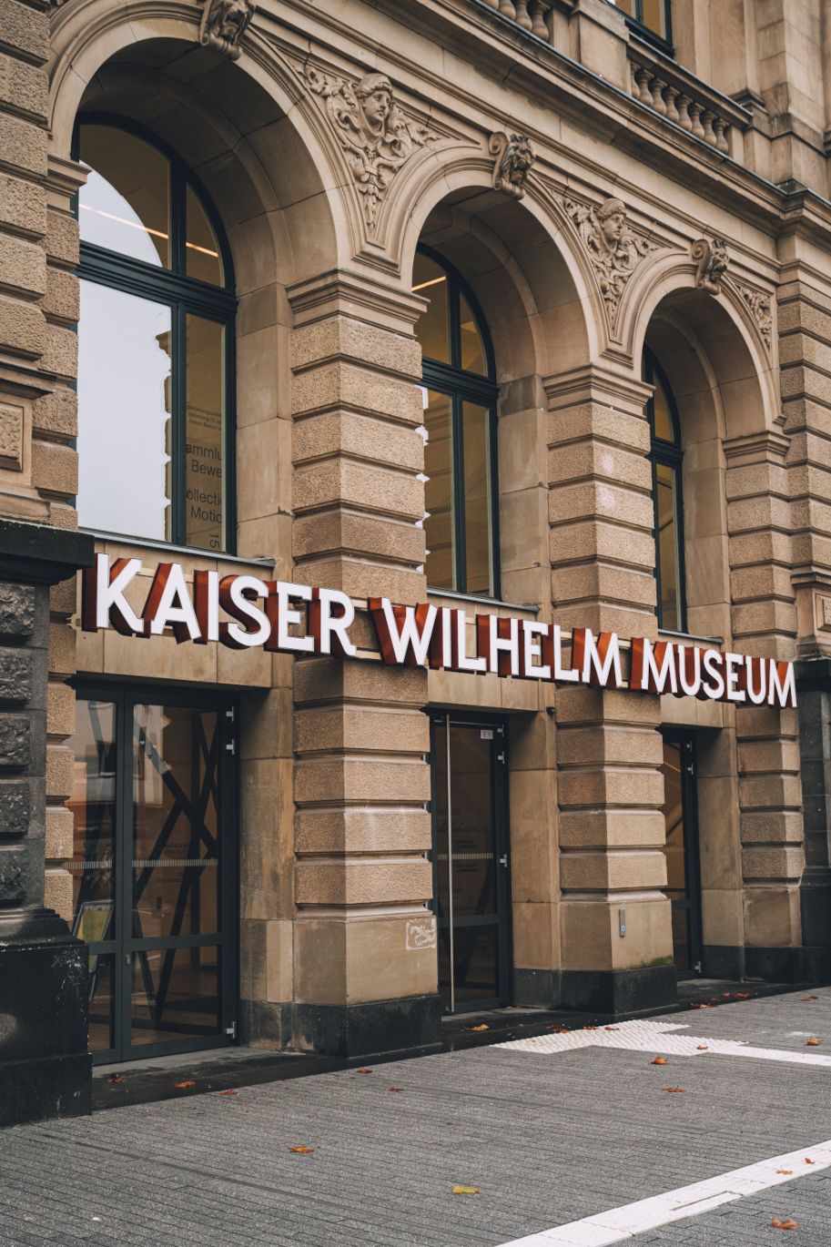 Het gebouw van het Kaiser Wilhelm Museum is de moeite waard: een imposant, open gebouw met drie vleugels uit de 19e eeuw rond een binnenplaats met beeldhouwwerken.