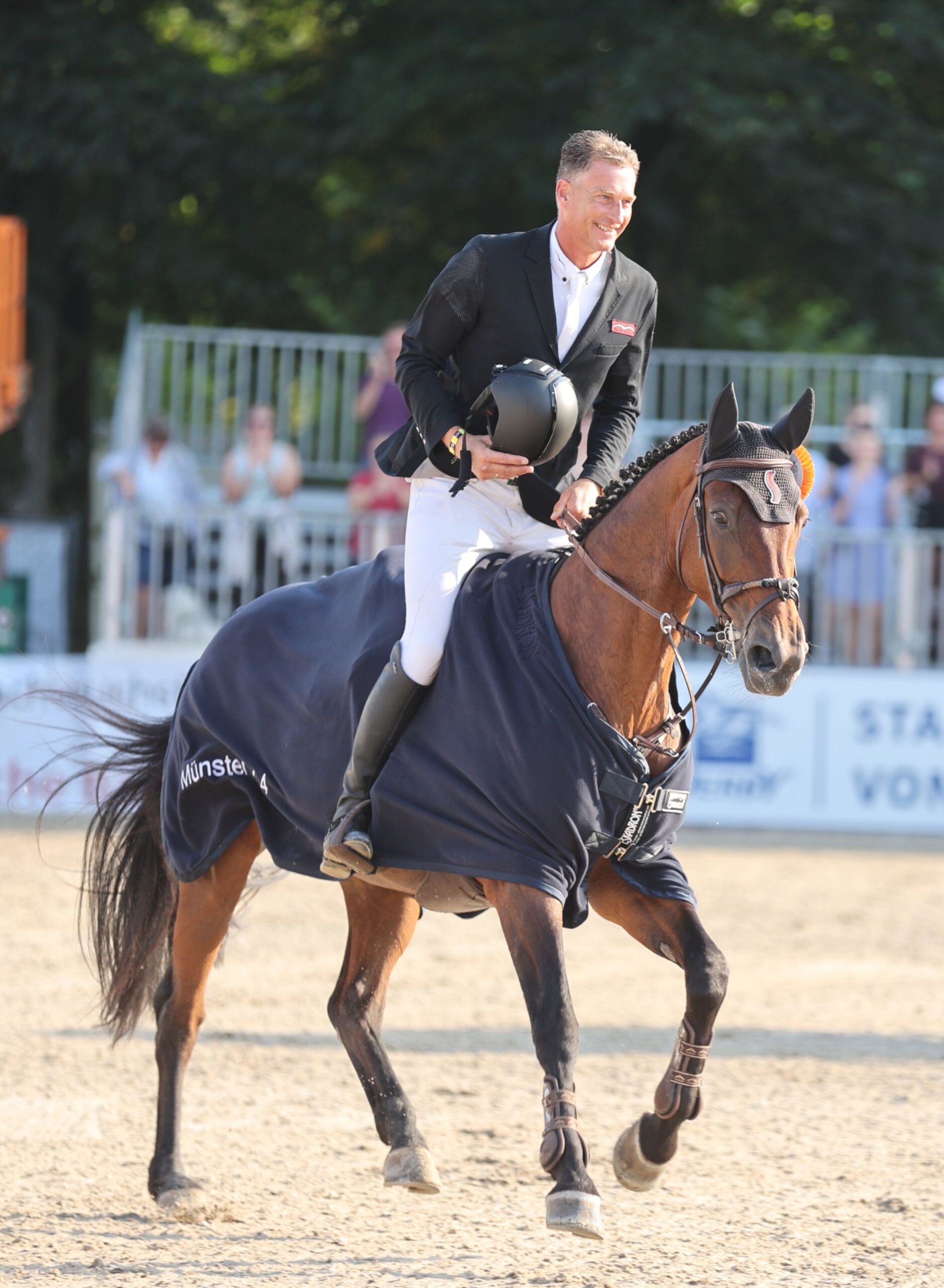 De Nederlander Marc Houtzager en zijn paard Sterrehof's Dante winnen de Grote Prijs voor het kasteel in 2024