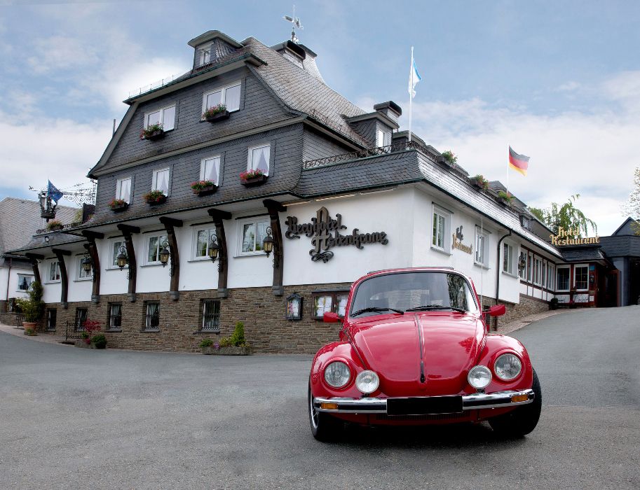 Een groot bord aan de muur kondigt het hotel al van ver aan