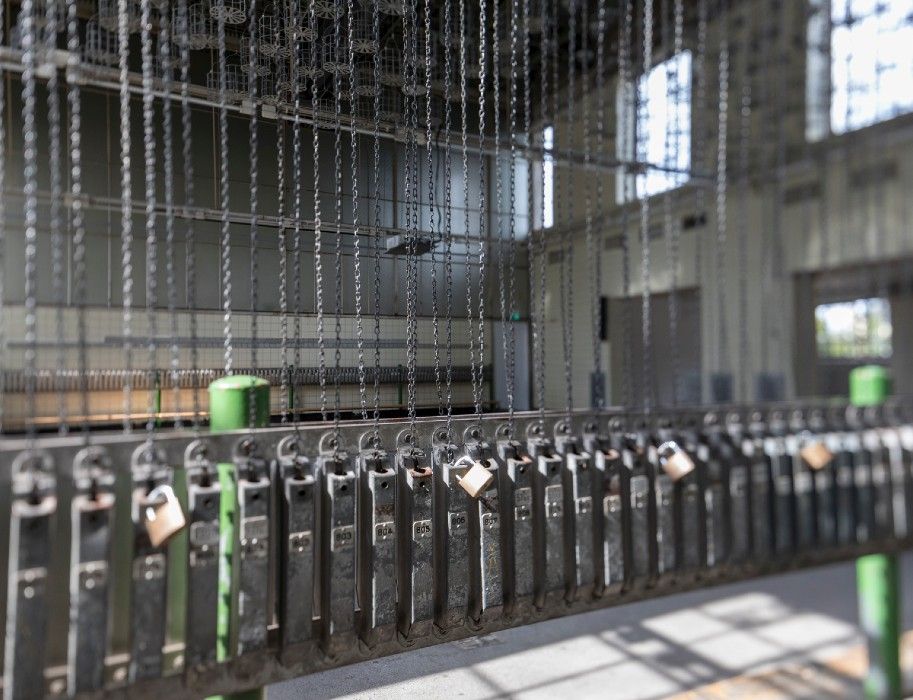 Mijnwerkers kleedden zich vroeger om in de wasruimte van de cokesfabriek Hansa. Vandaag de dag kunnen gasten de kamers