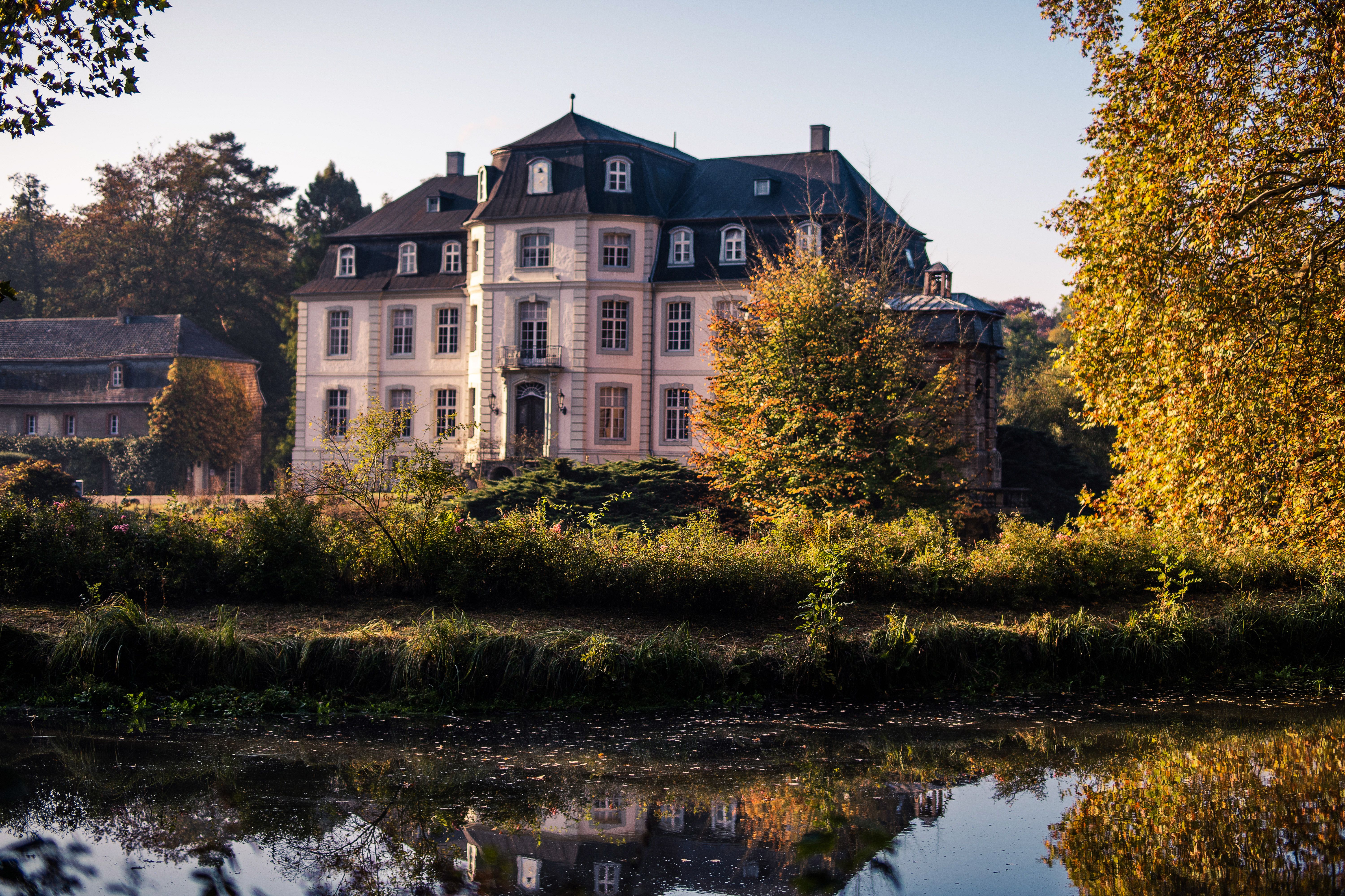 Kasteel Türnich schittert in prachtige kleuren in de herfst