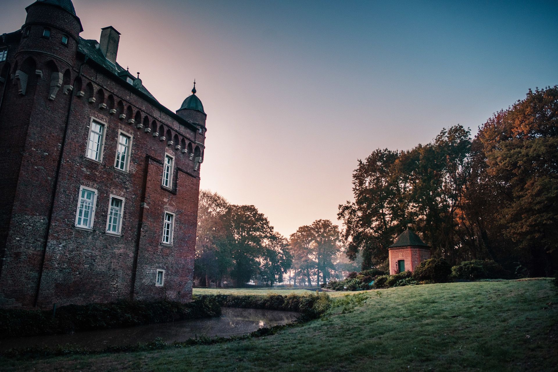 Kasteel Loersfeld Buitenaanzicht Ochtendsfeer