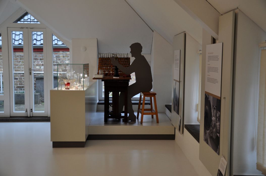 De permanente tentoonstelling in het Glasmuseum Rheinbach geeft bezoekers inzicht in de stijlen en tijdperken van de glasproductie.