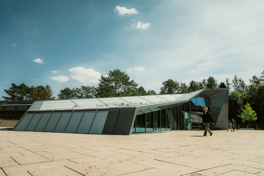 Het moderne bezoekerscentrum ligt in het centrum van de voormalige Ordensburg Vogelsang