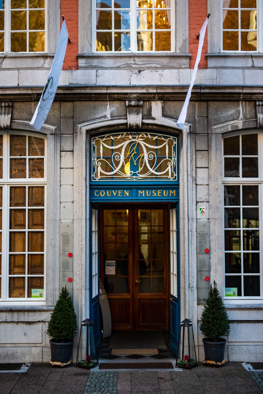 De ingang van het Couvenmuseum aan de Hühnermarkt in het historische centrum van Aken