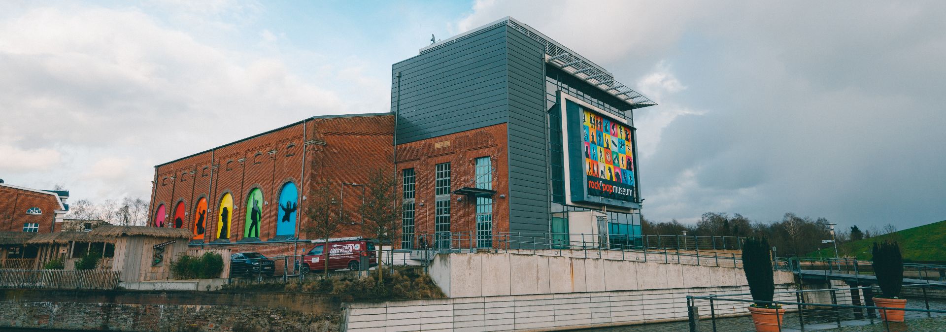 Het Gronause rock'n'popmuseum bestaat sinds 2004 en is gevestigd in de voormalige turbinehal van textielbedrijf Mathieu van Delden.