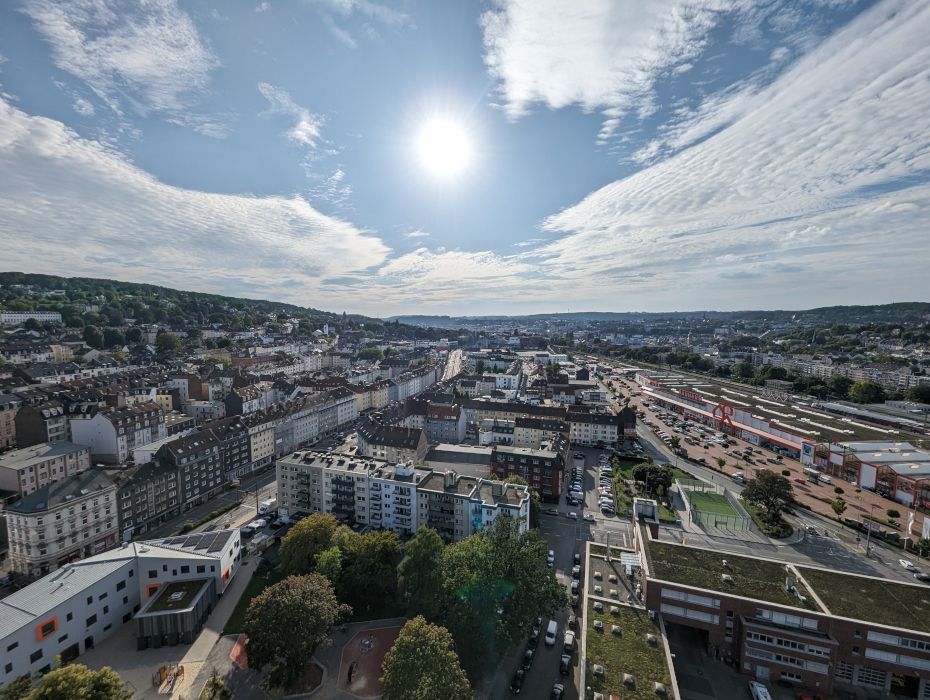 Het uitzicht vanaf de Skywalk van de Gaskessel is gigantisch. Gasten kunnen ver en wijd uitkijken over het stadslandschap van Wuppertal.