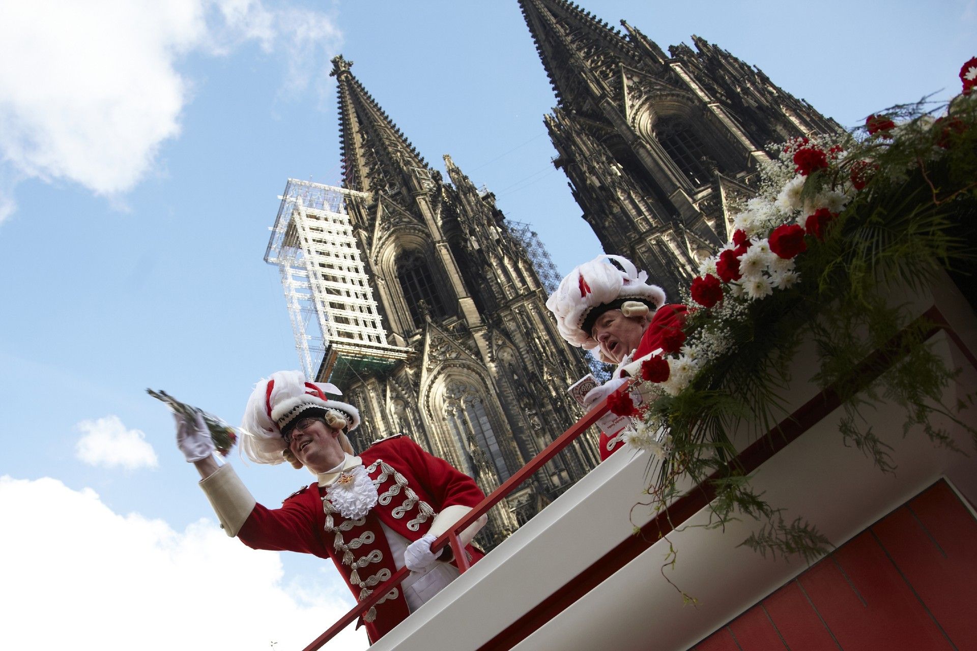 Carnavalswagen voor de Dom van Keulen