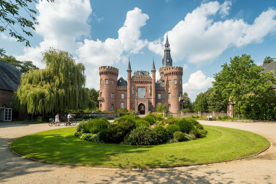 Kasteel Moyland is een waterburcht bij Bedburg-Hau