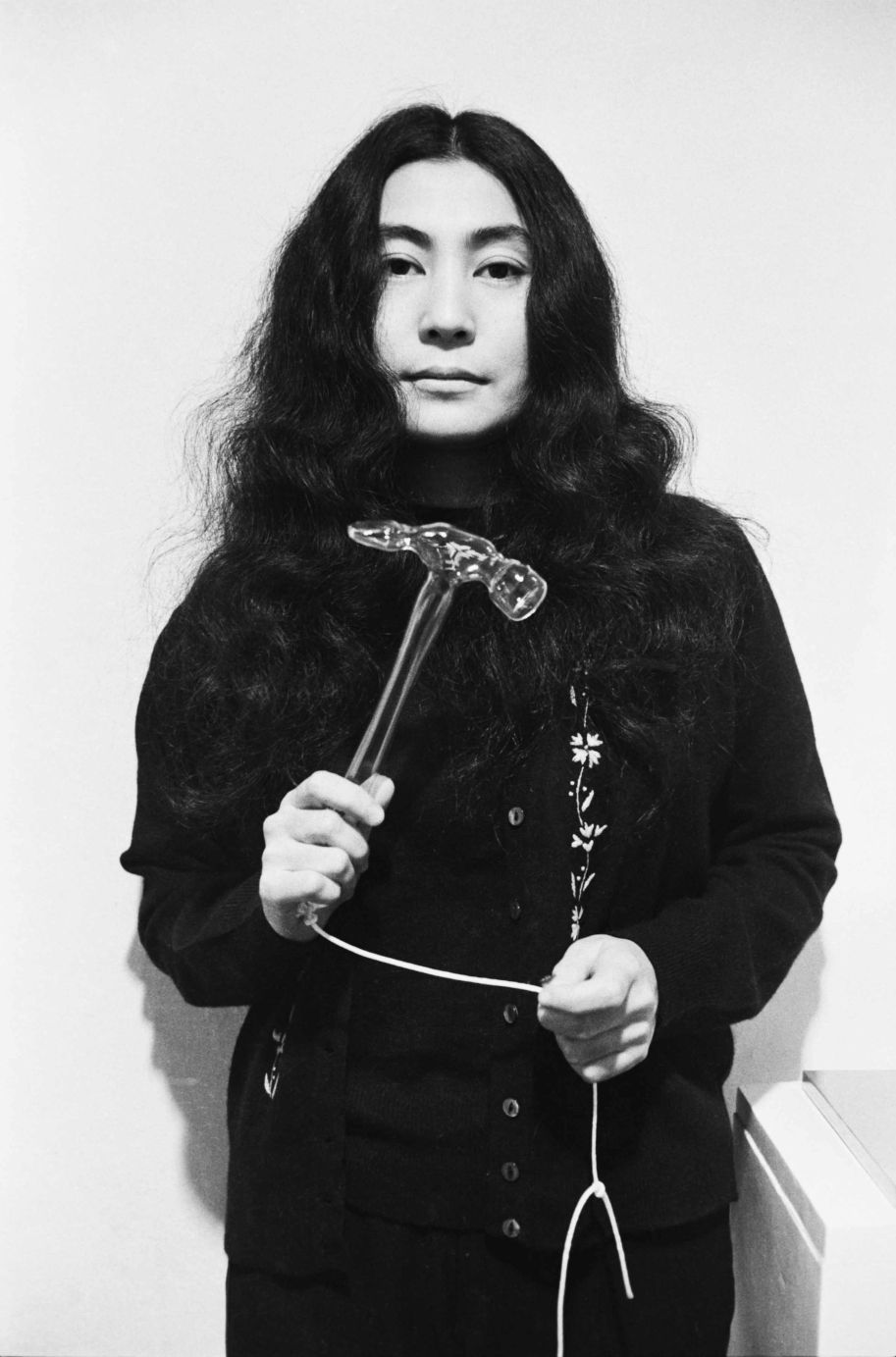 Yoko Ono met glazen hamer, 1967, uit HALF-A-WIND SHOW, Lisson Gallery, Londen, 1967