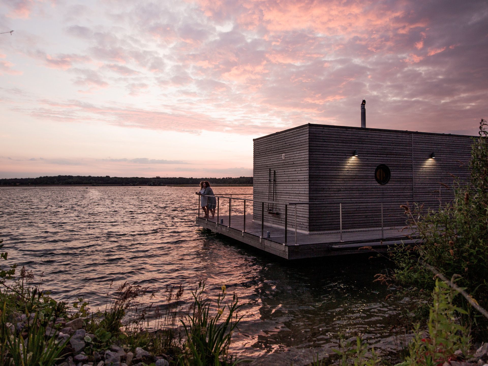 Woonboot op de Diersfordter Waldsee bij schemering