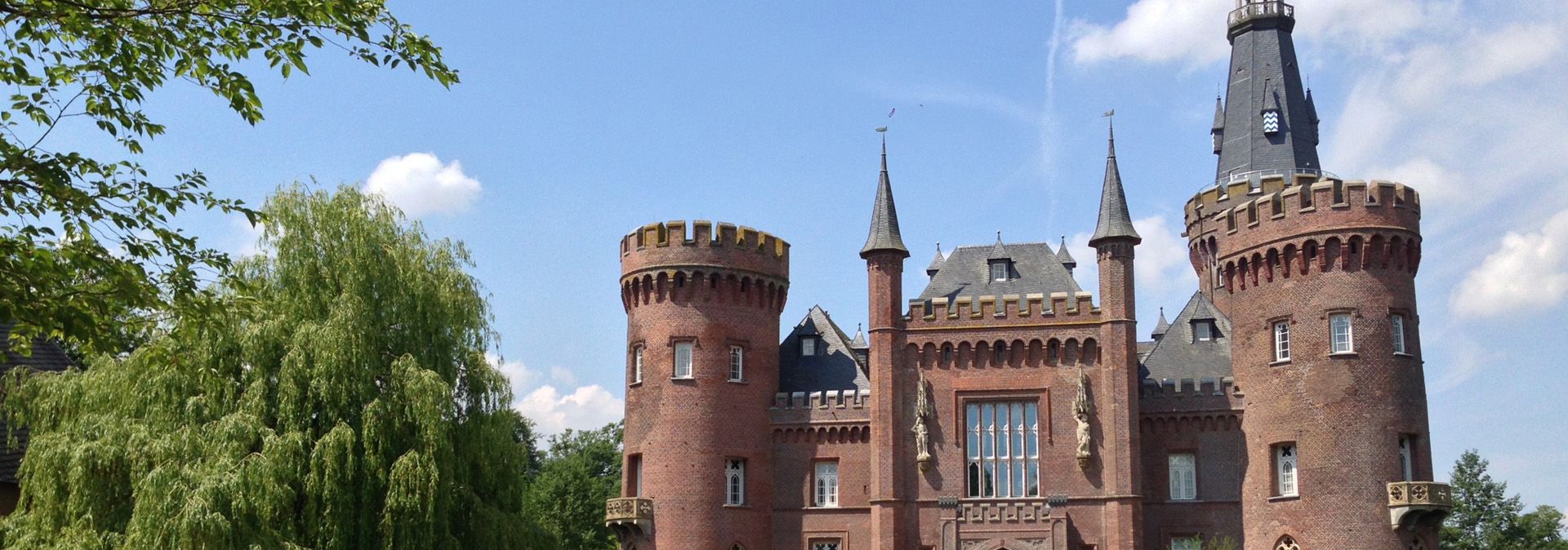 Sinds de restauratie in de jaren 1990 is de neogotische waterburcht Moyland een belangrijk museum voor moderne en hedendaagse kunst.