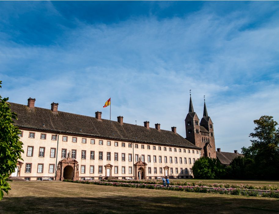 Het voormalige klooster en het huidige Corvey Castle is de thuisbasis van het hertogelijke huis van Ratibor en Corvey.