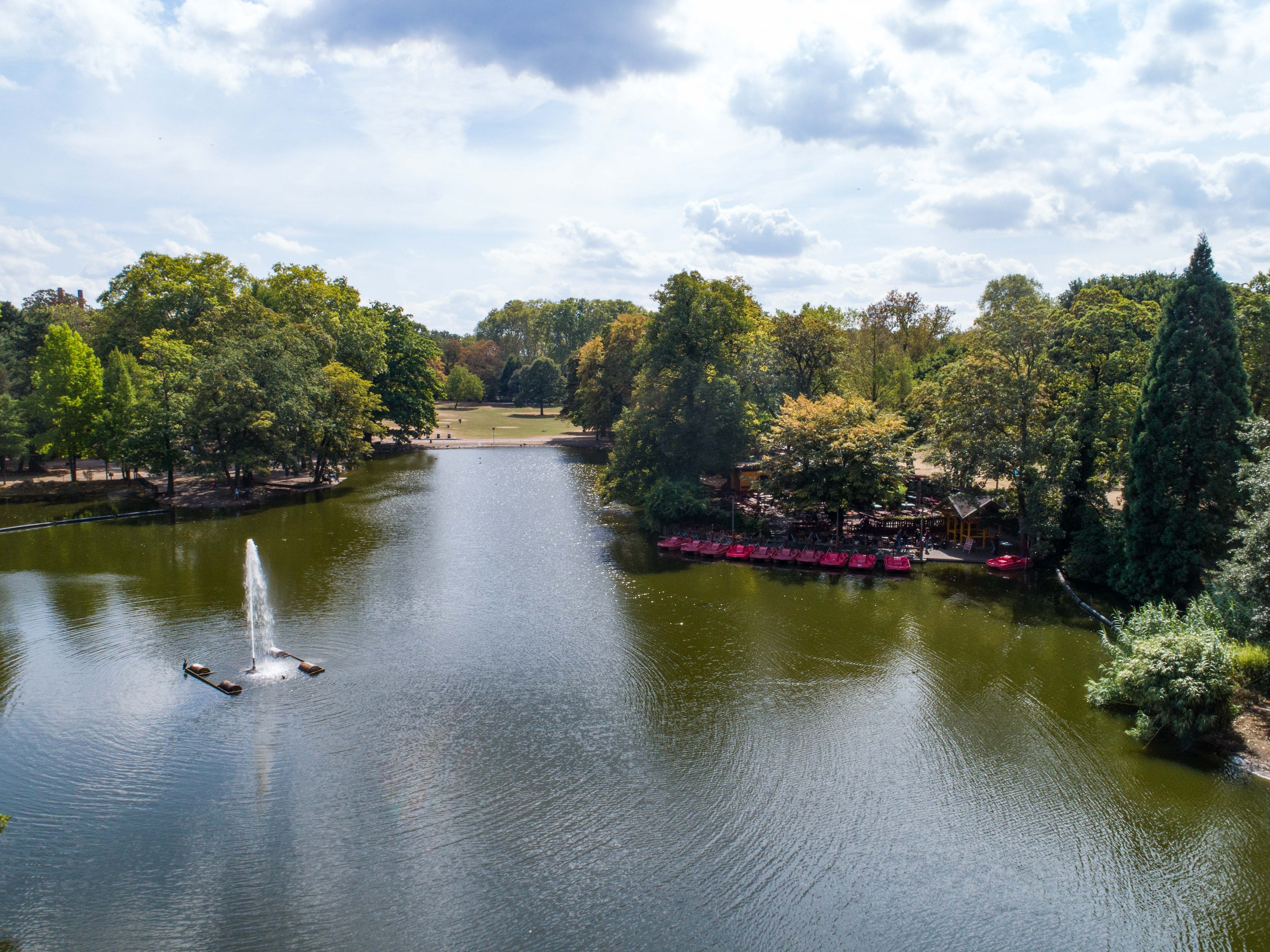 Vijver met boot in Volkspark Heller Keulen