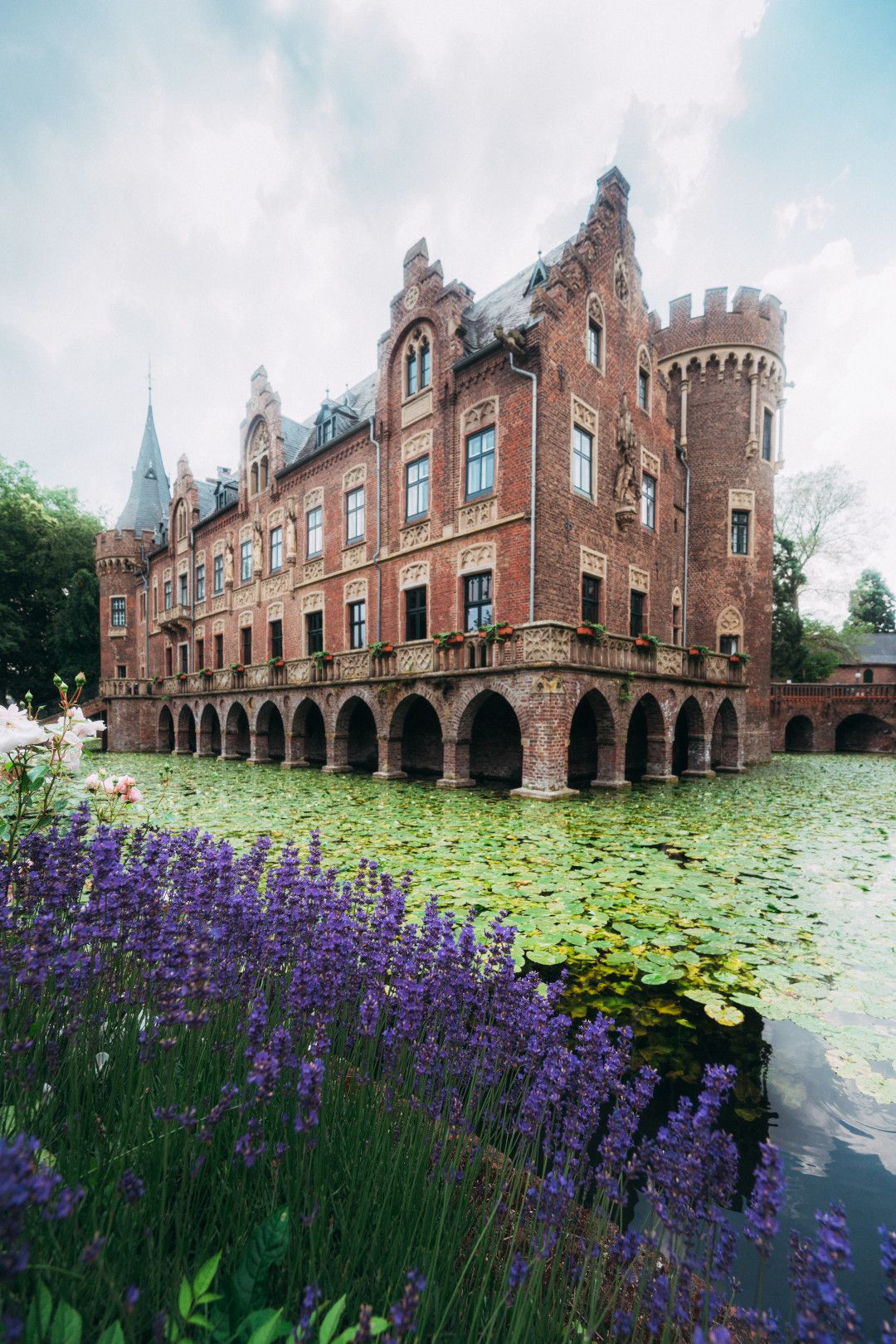 Romantisch uitzicht op kasteel Paffendorf in Bergheim