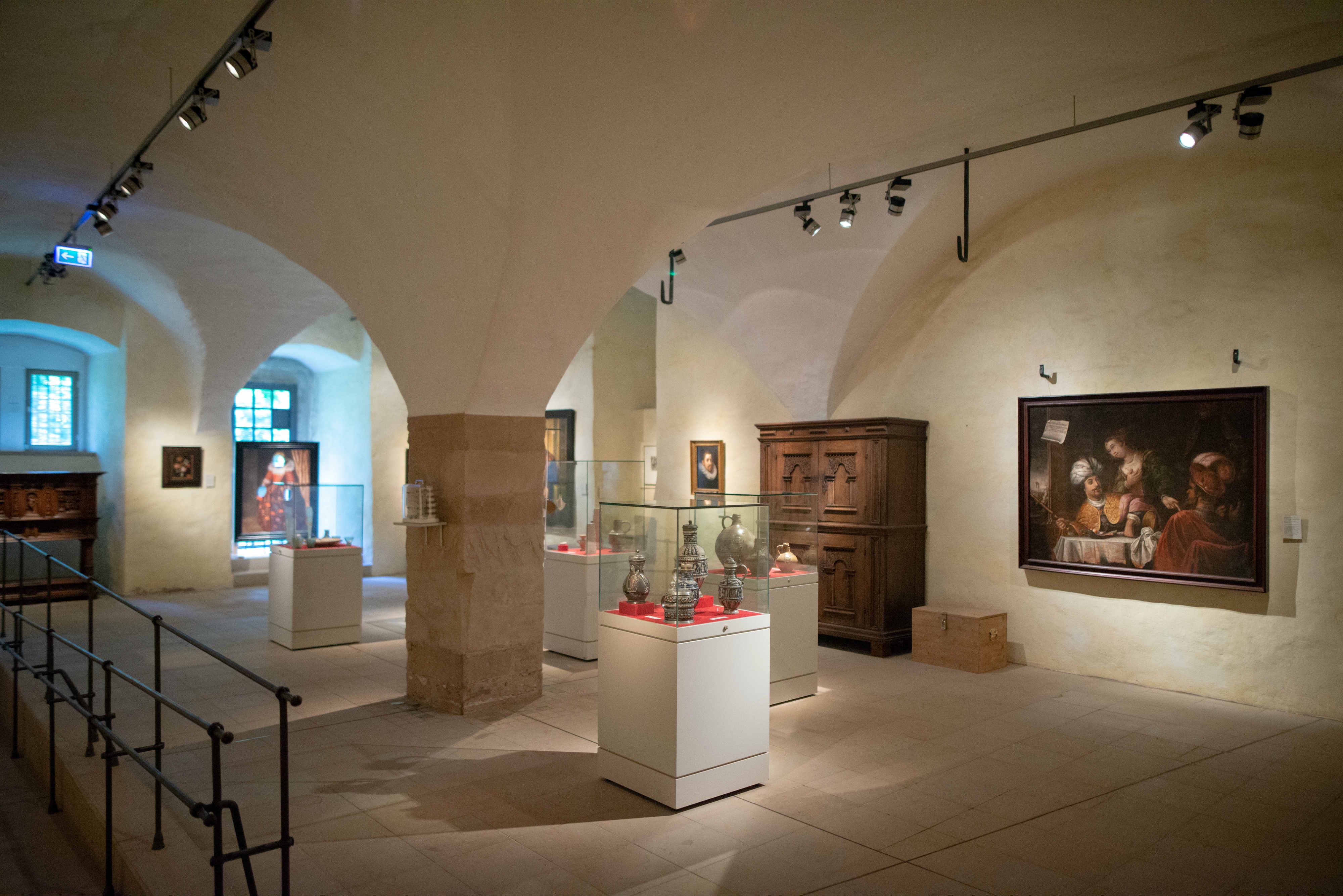 Tentoonstelling in de gewelfde kelder van Kasteel Brake