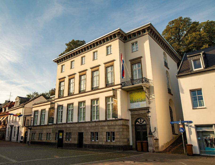 Buitenaanzicht van Museum B. C. Koekkoekhuis