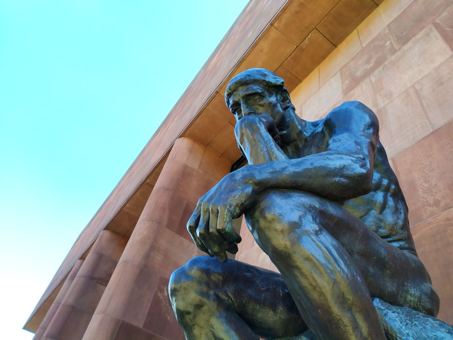 De denker van beeldhouwer August Rodin staat sinds 1968 te mijmeren voor de hoofdingang van de Kunsthalle Bielefeld.