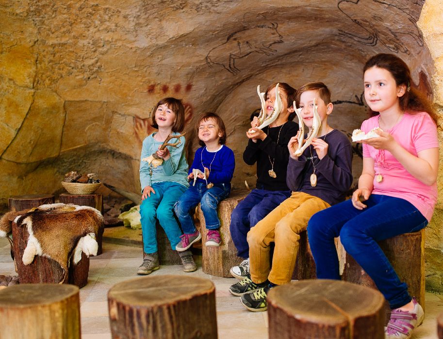 Een grotkamer in het Neanderthal Museum wordt gebruikt voor de Steentijdwerkplaats