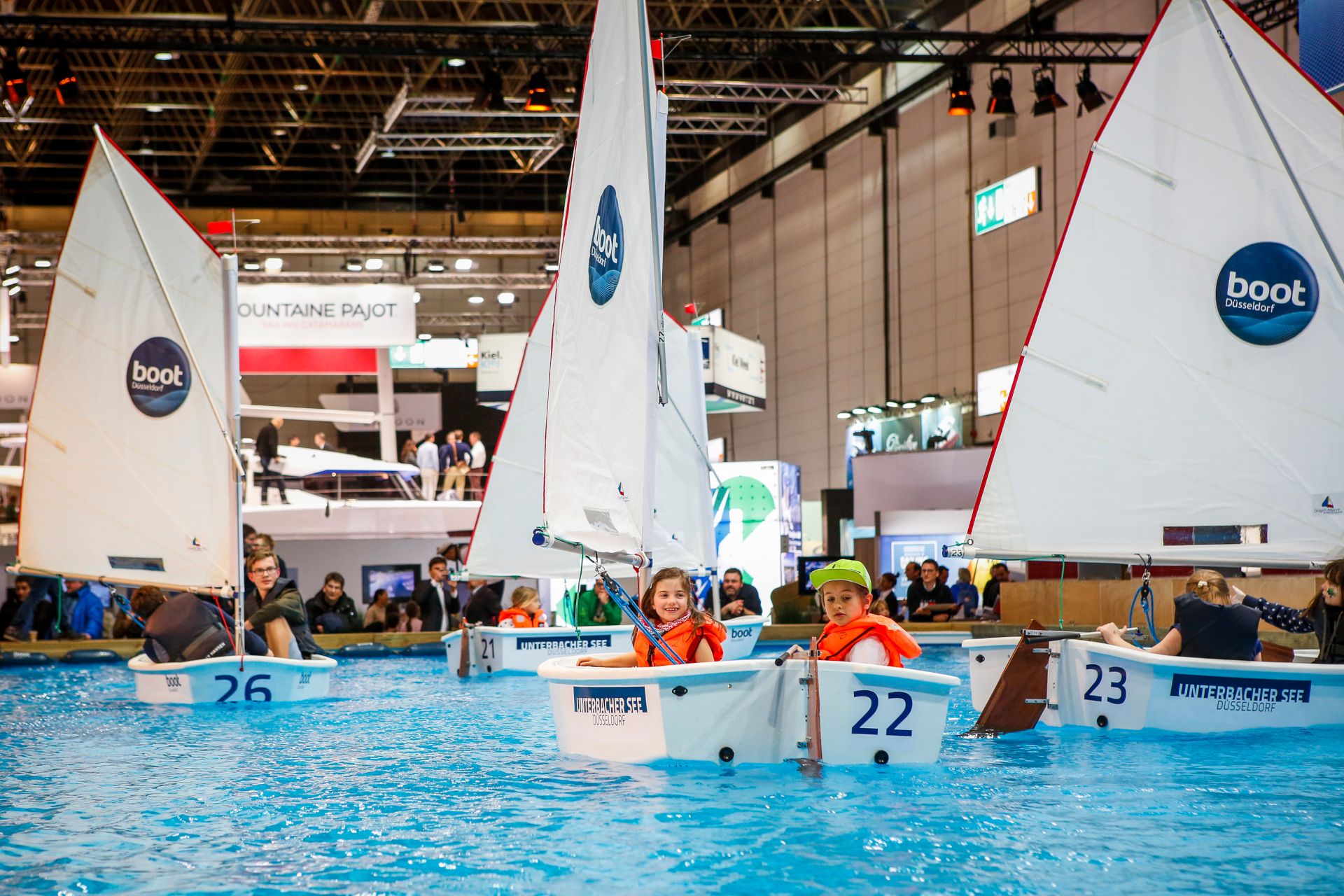 Zeilboten dobberen op het water op de botenbeurs in Düsseldorf