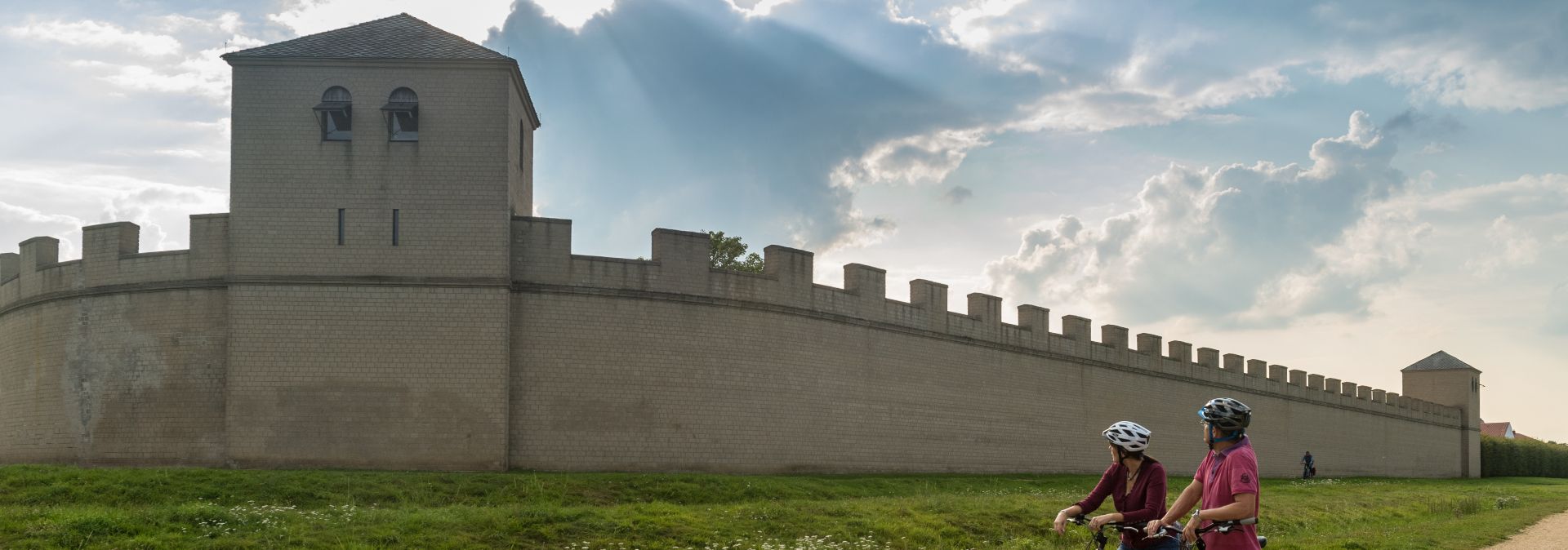 De stadsmuur van de Colonia Ulpia Traiana was een symbool van macht. Tegenwoordig is hij gedeeltelijk gereconstrueerd in het APX