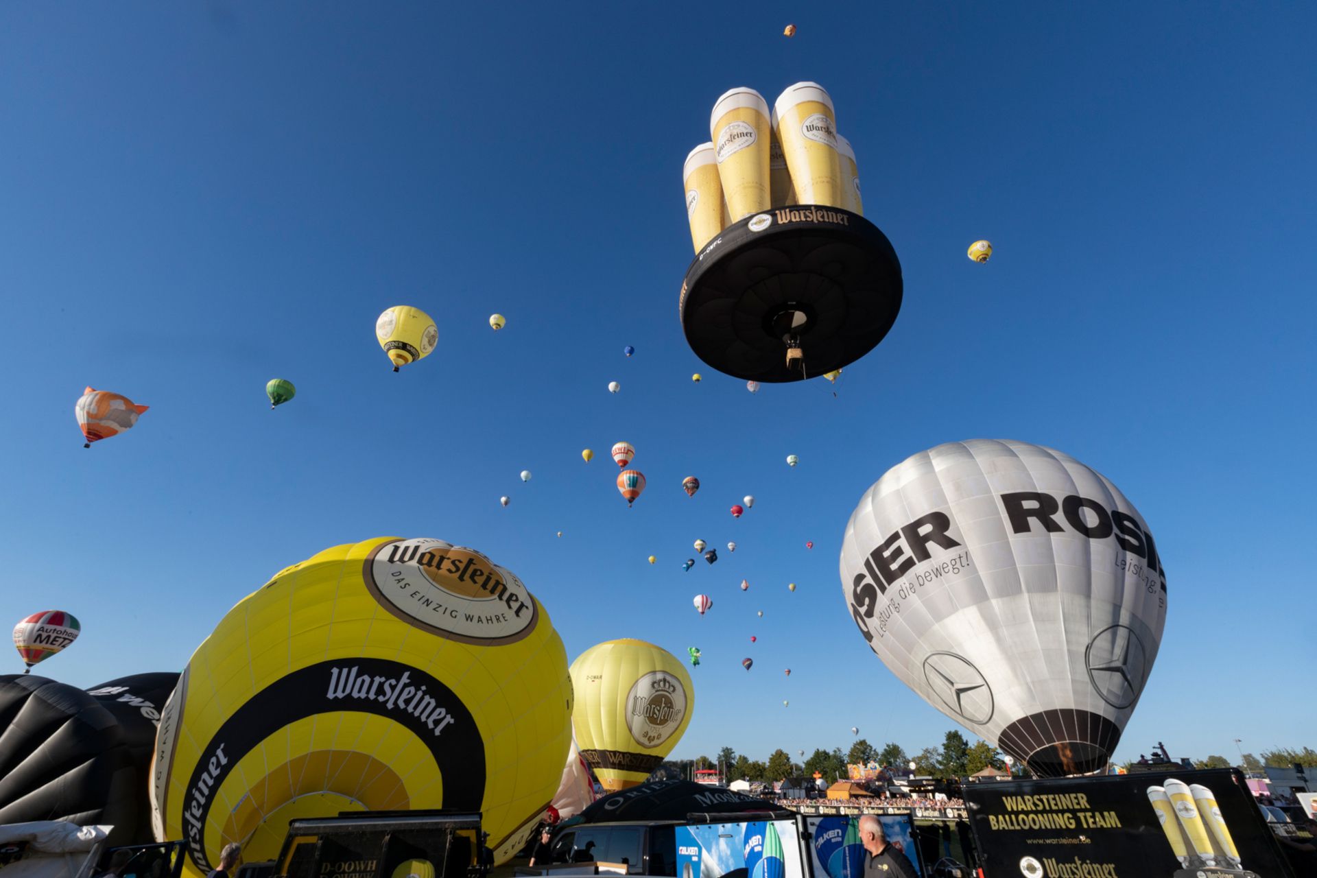 Sommige ballonnen hebben speciale vormen op de Warsteiner Internationale Montgolfiade