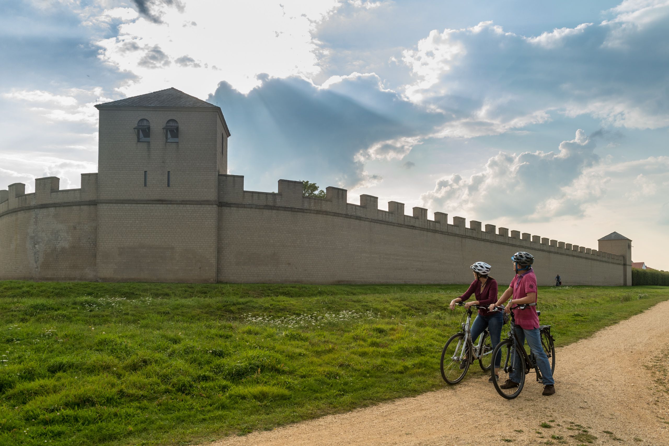 Fietsers voor de muren van het Archeologisch Park van Xanten