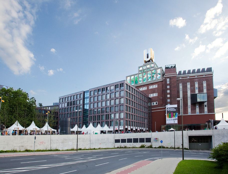 Het Dortmunder U-gebouw werd oorspronkelijk in 1926 gebouwd als gistings- en opslagkelder voor de Dortmunder Union-brouwerij. Tegenwoordig is het een cultureel centrum