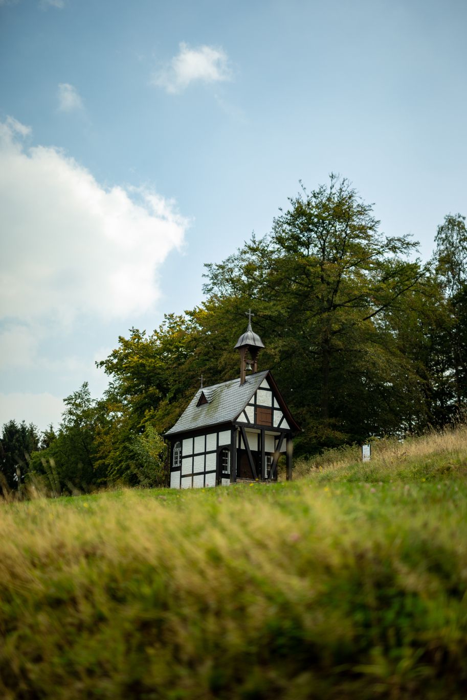 De replica van de Barbarakapel uit Rösrath-Hellenthal in het LVR Openluchtmuseum Lindlar