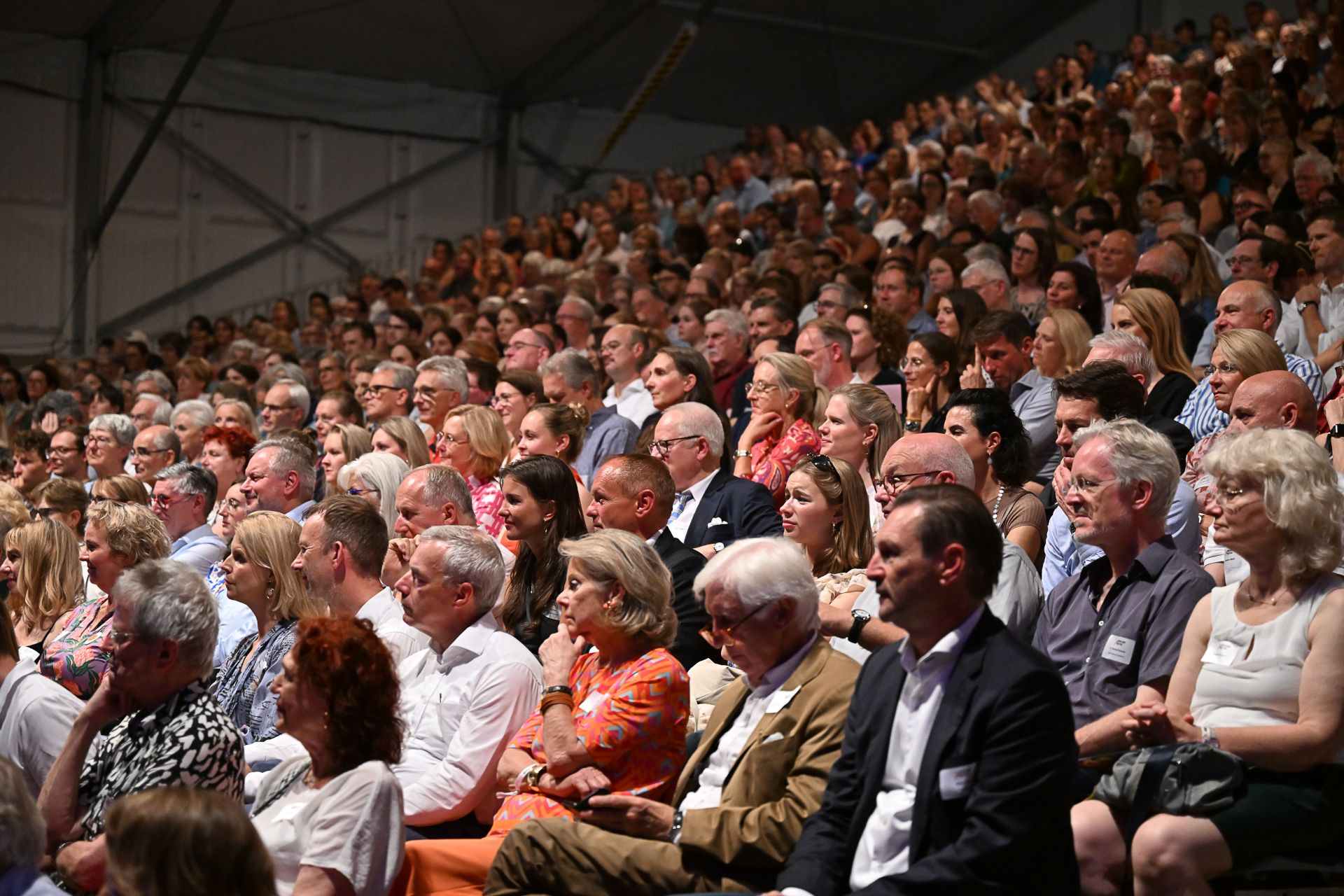 Gasten kijken aandachtig naar het podium op de openingsavond van het Düsseldorf Festival