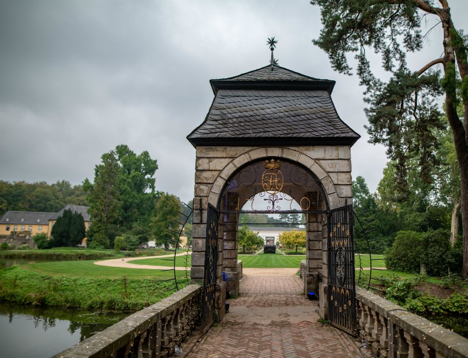 De barokke brug, tegenwoordig ook bekend als de Trouwbrug, is een populair fotomotief in het park van Schloss Dyck