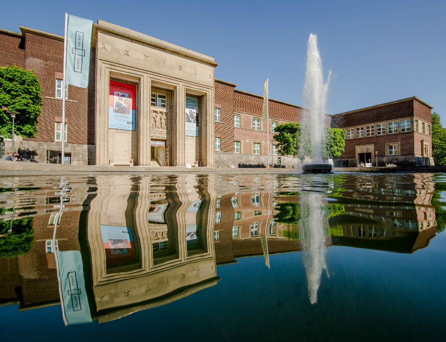 Het kunstpalast maakt indruk met zijn architectuur en centrale ligging. Het is gelegen aan de Ehrenhof