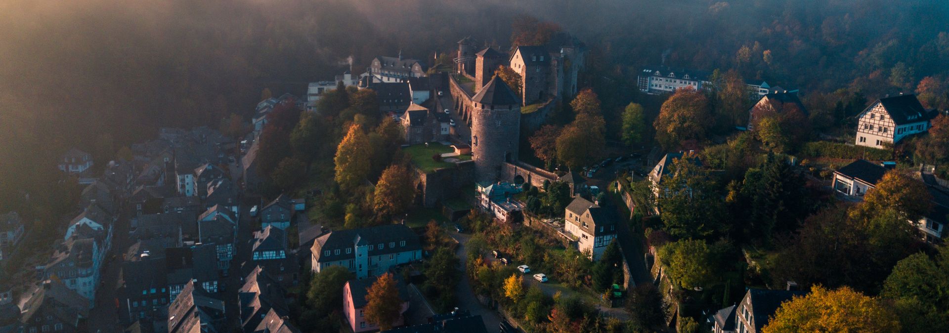 Monschau is een stad met schilderachtige vakwerkhuizen en een traditioneel lakenverleden. Het kasteel is een bezienswaardigheid die al van verre zichtbaar is.