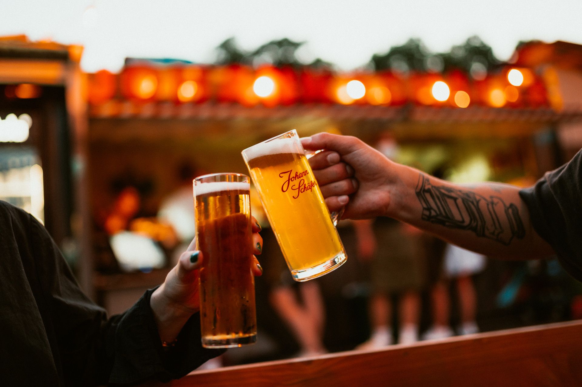 Bierglazen bij elkaar gehouden