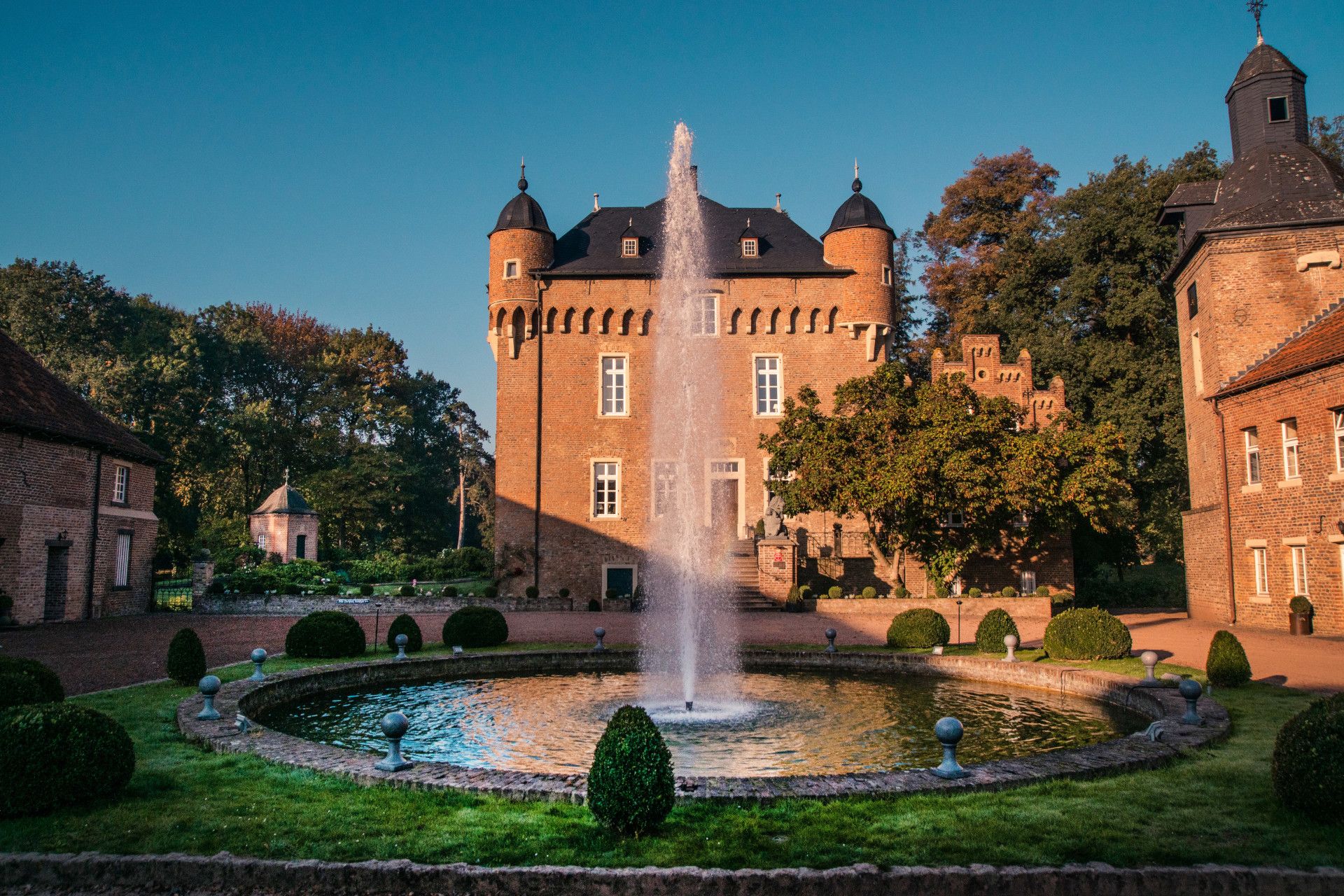 Buitenaanzicht kasteel Loersfeld met fontein