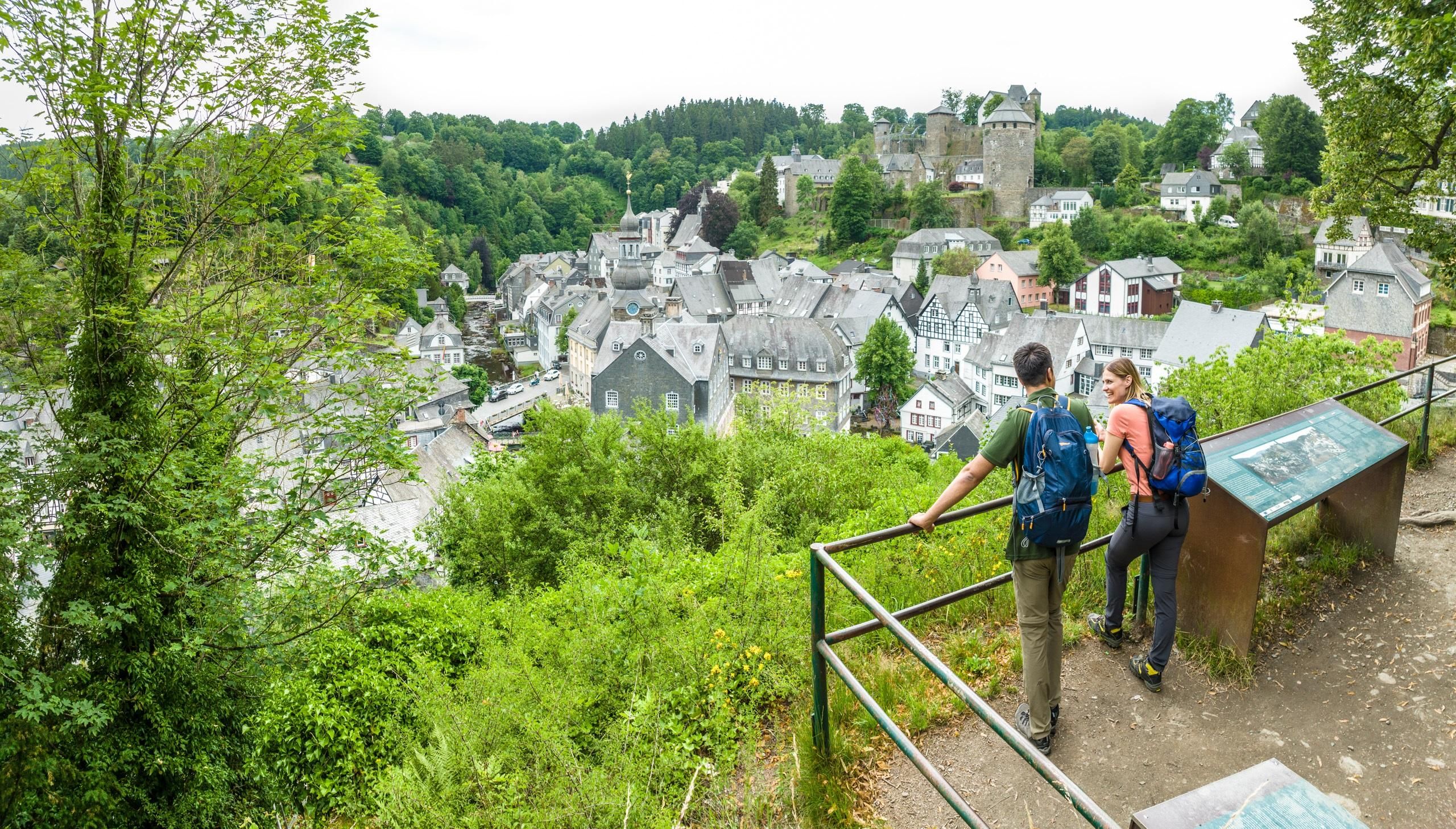 Het uitkijkpunt Halver Mond biedt een ideaal uitzicht over de stad en het kasteel van Monschau.